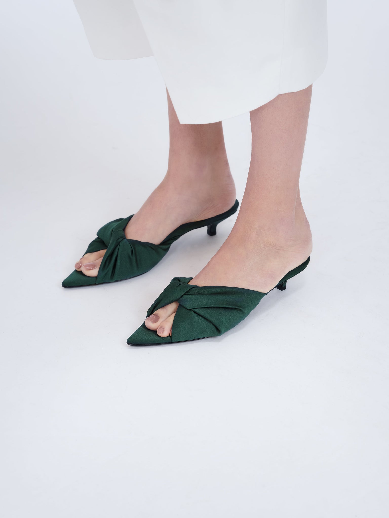 Coupole knotted open toe in satin
