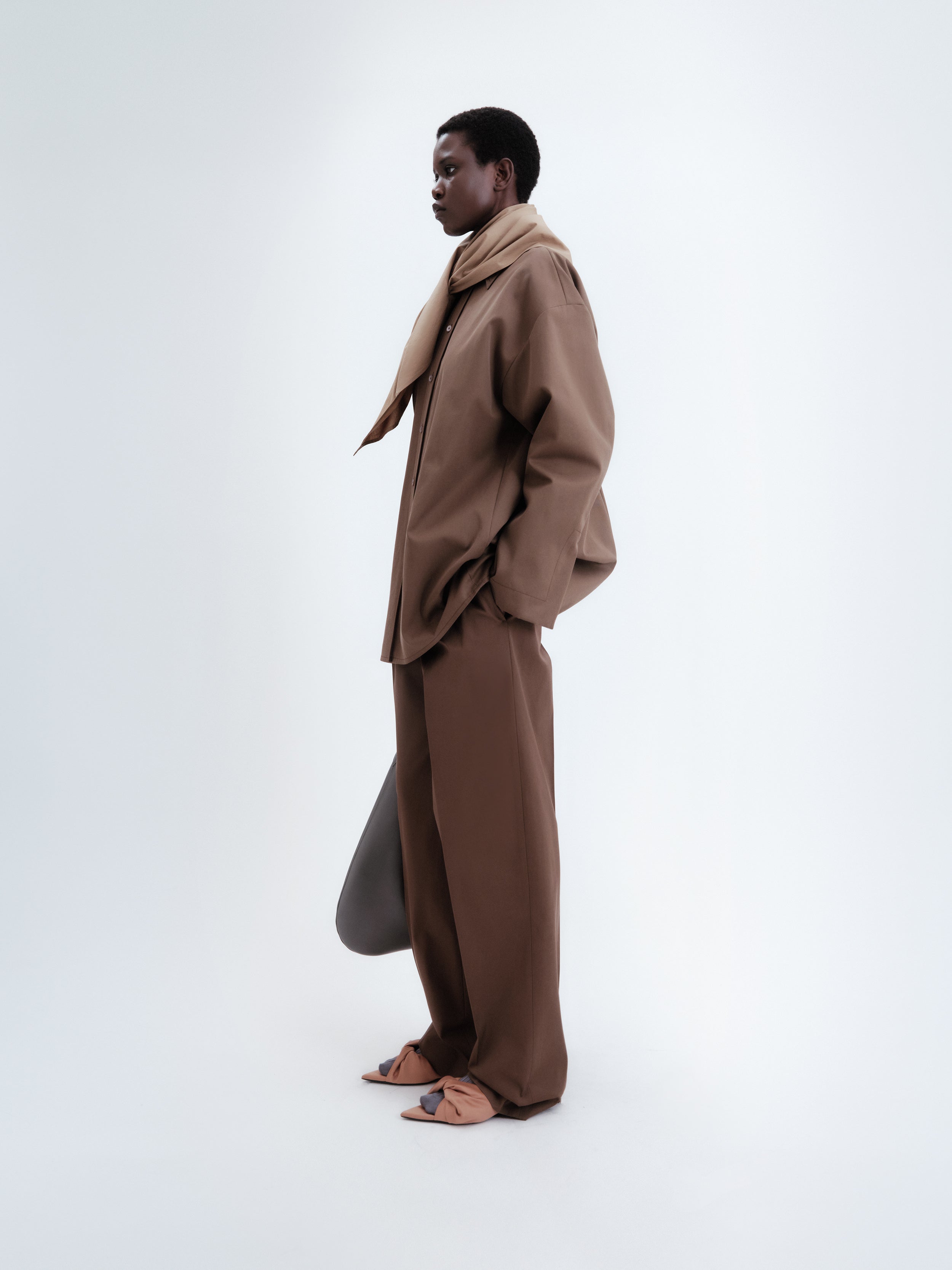 Pantalon à plis en gabardine de coton