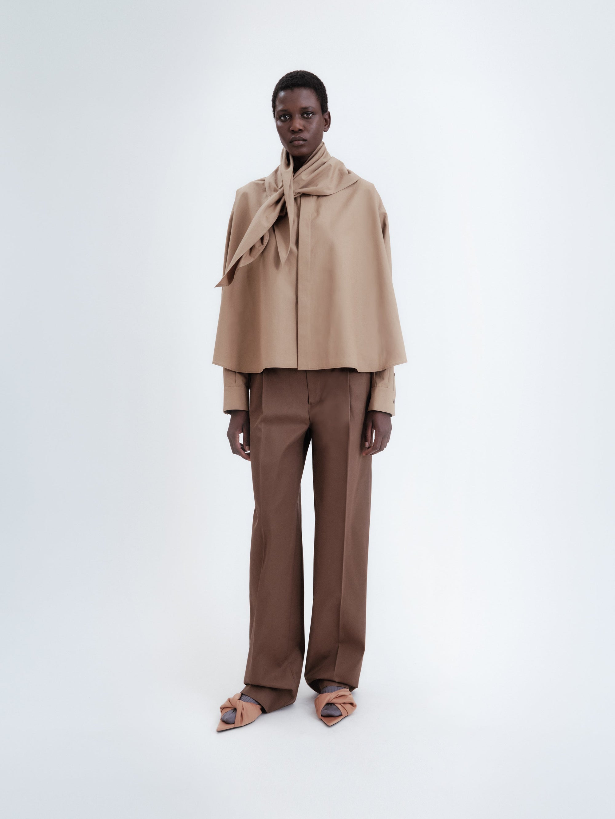 Bow shirt in light shirting