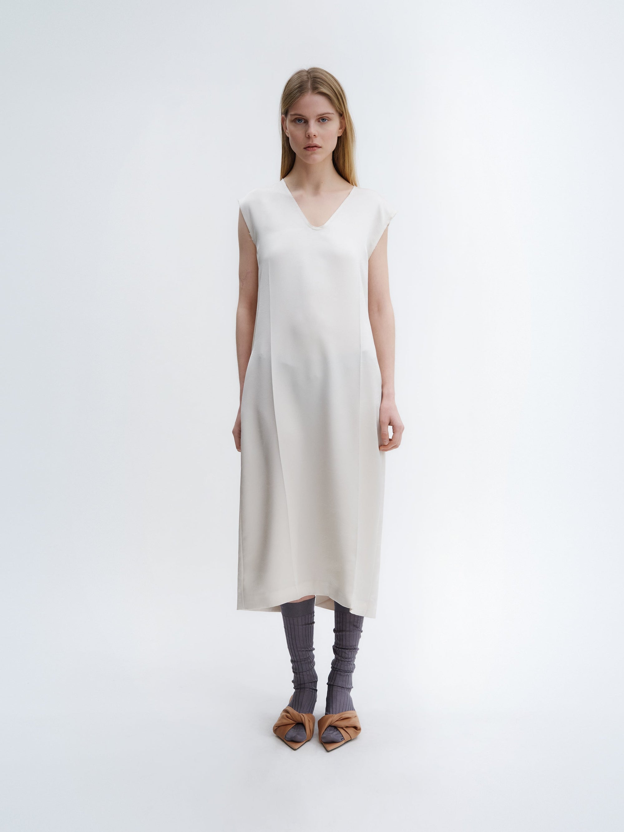 Robe droite en satin technique froissé