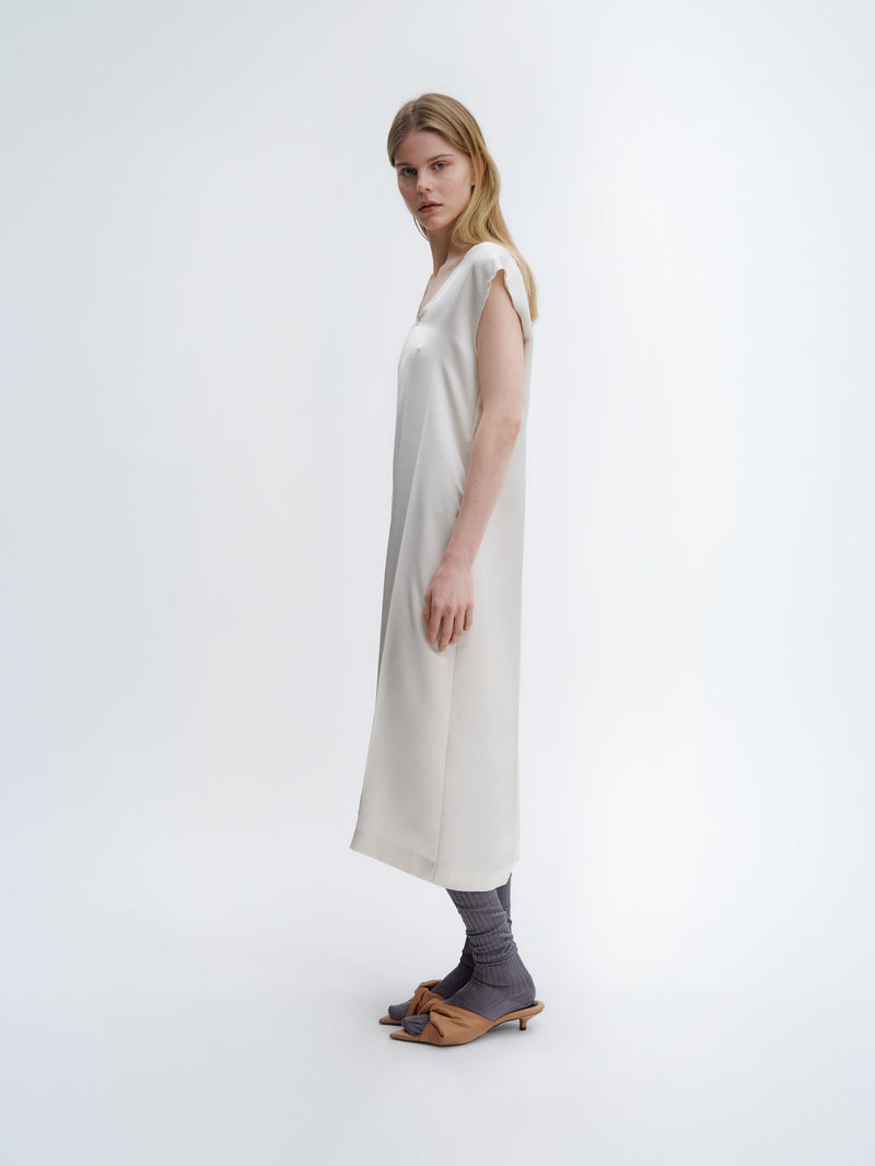 Robe droite en satin technique froissé