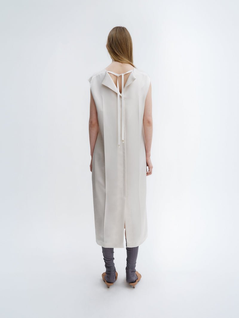 Robe droite en satin technique froissé