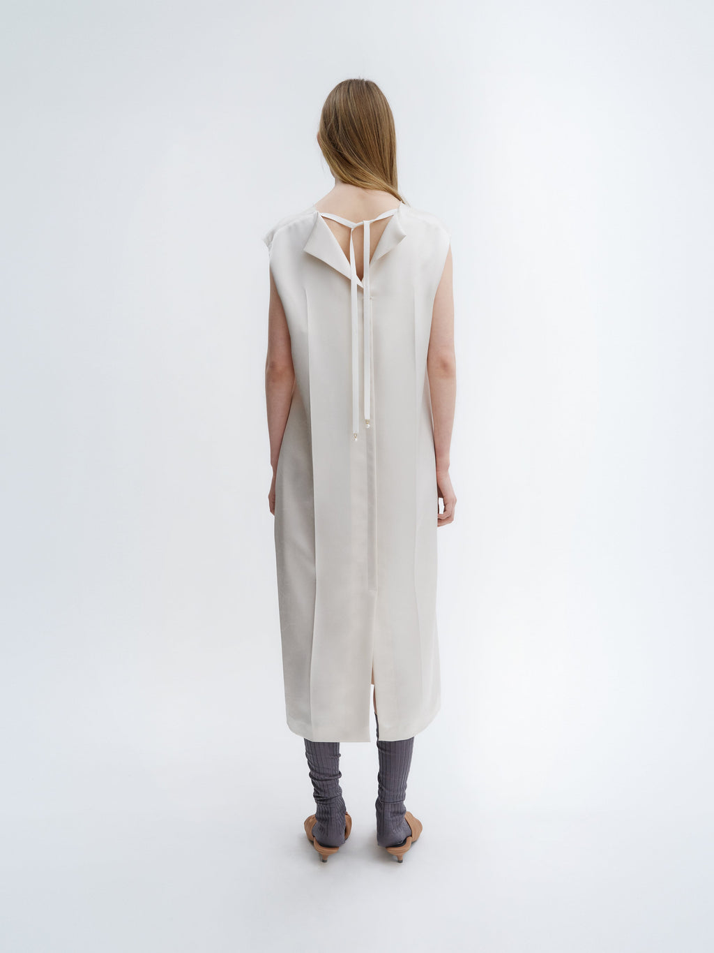 Robe droite en satin technique froissé