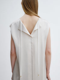 Robe droite en satin technique froissé