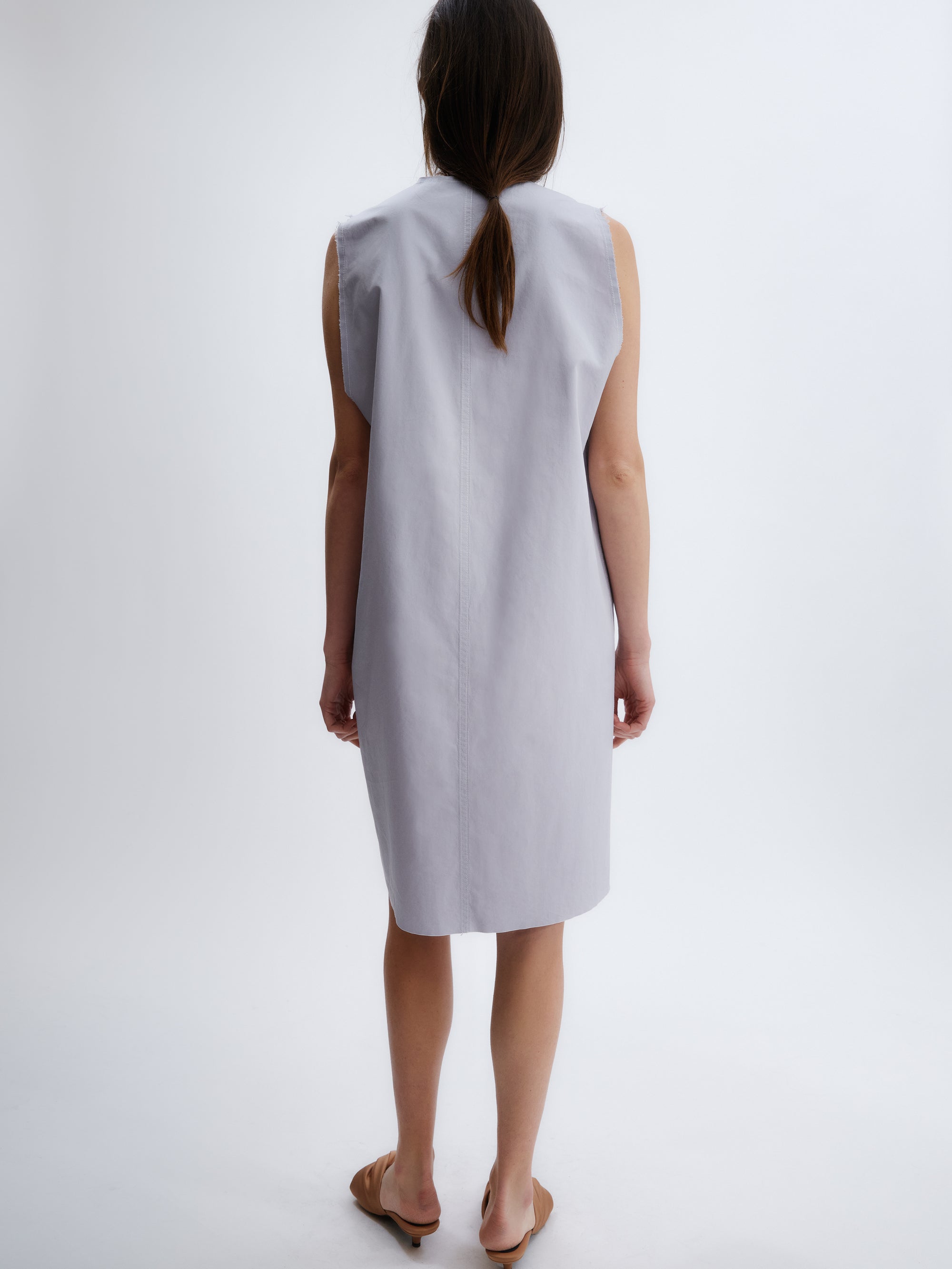 V-neck dress in matt poplin
