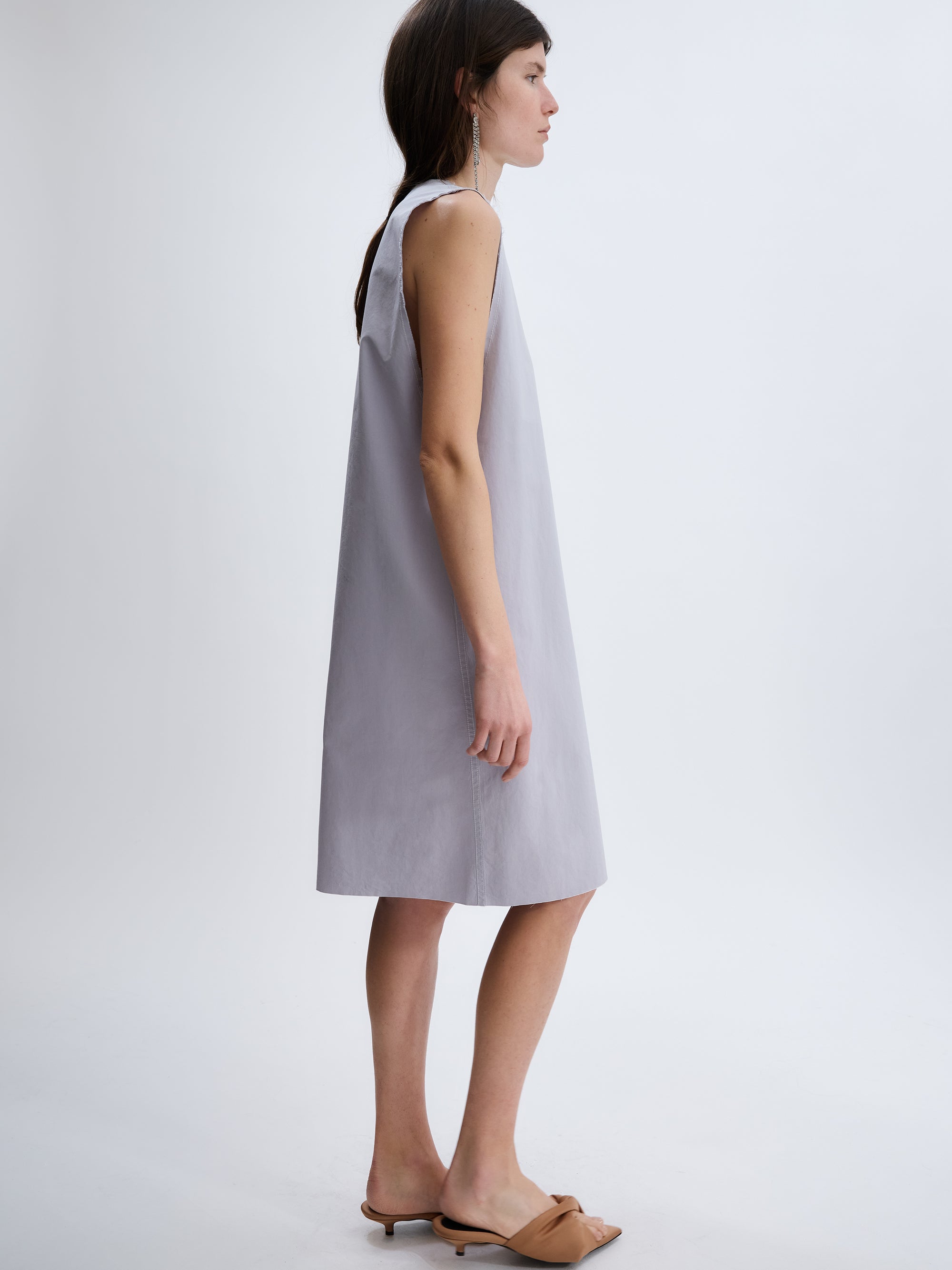 V-neck dress in matt poplin