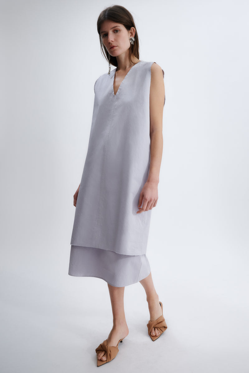 V-neck dress in matt poplin