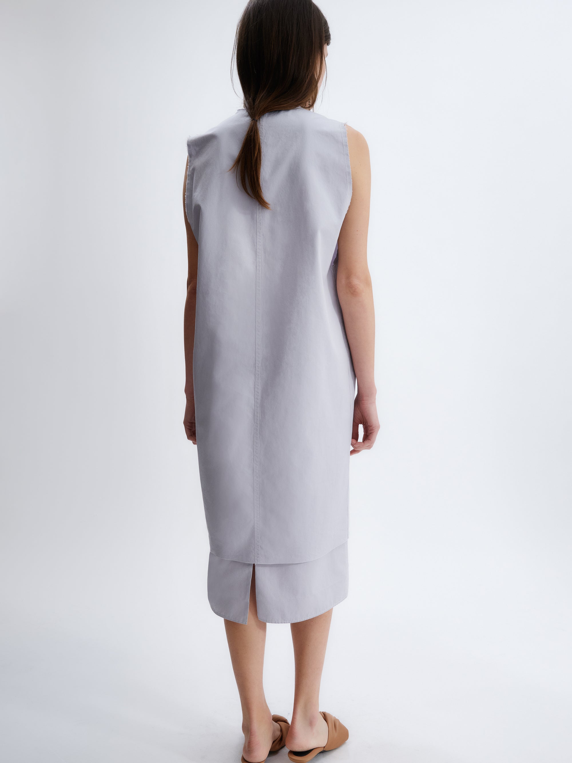 V-neck dress in matt poplin