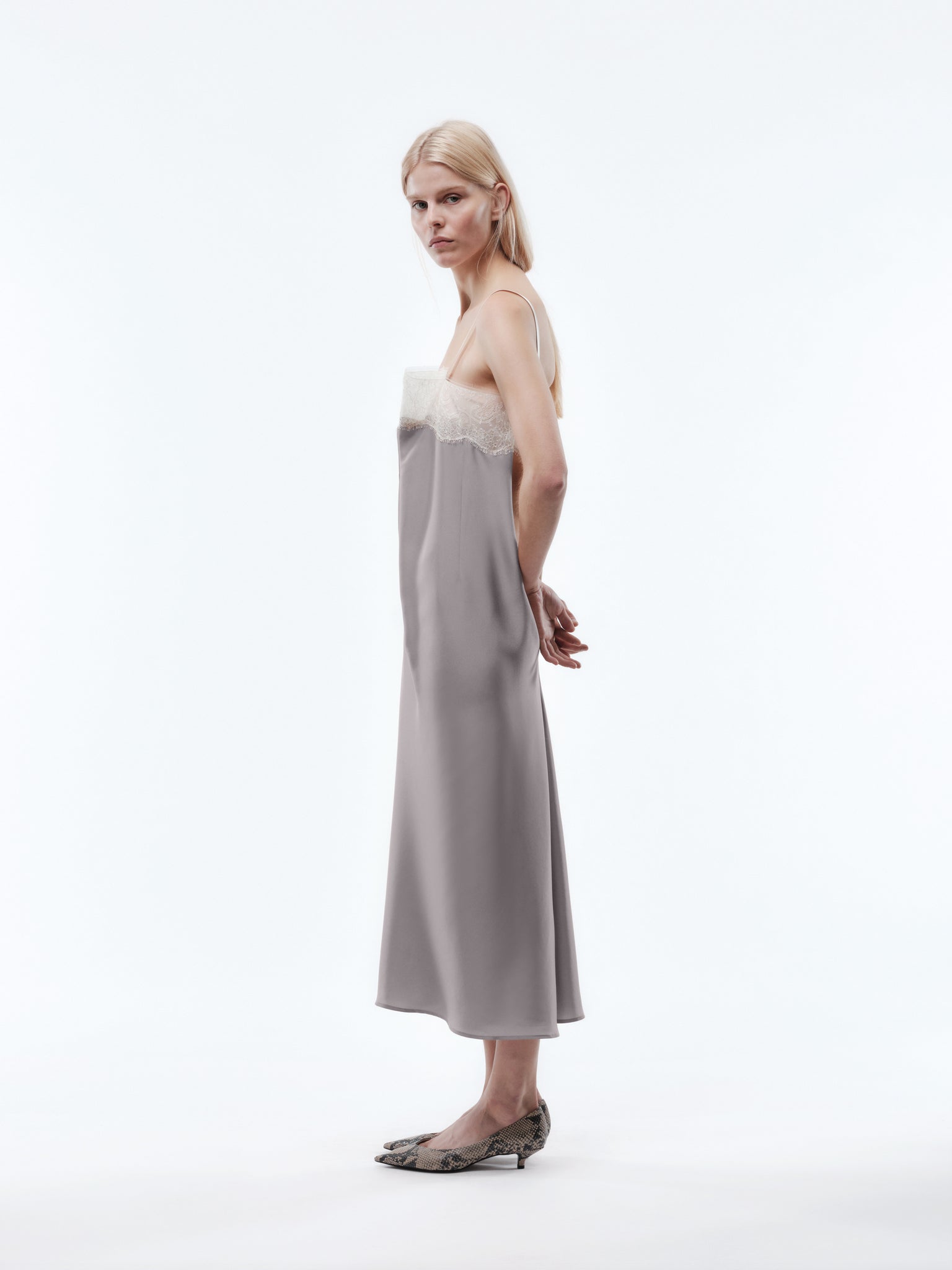 Robe en dentelle en soie habotai