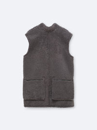 Sleeveless jacket in curly shearling