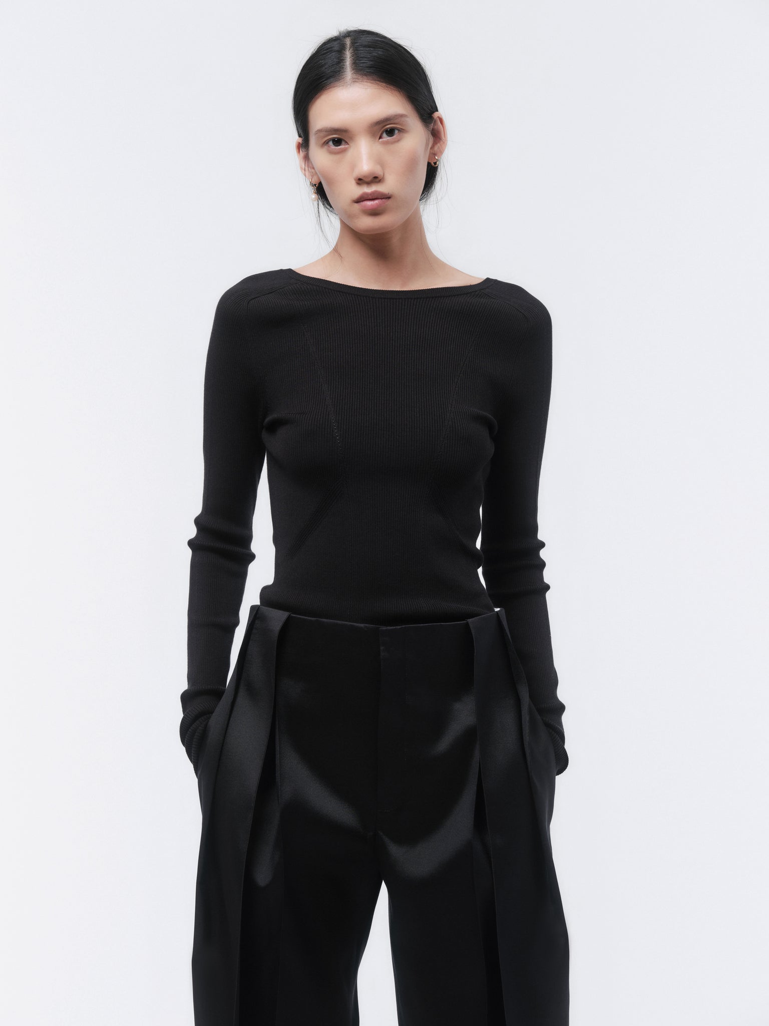 Pull fin à dos échancré en soie côtelée