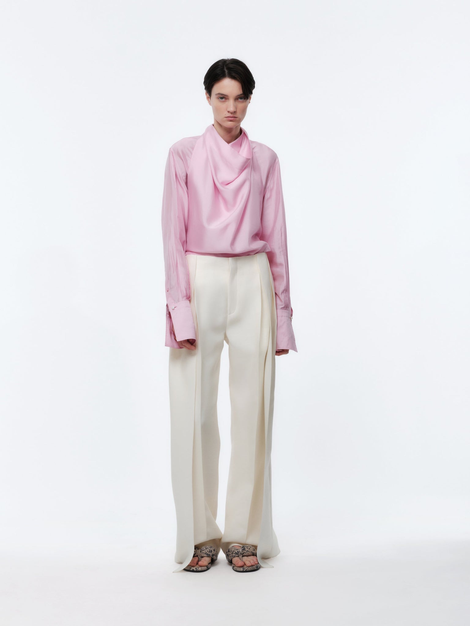 Pantalon déstructuré en toile de soie et laine