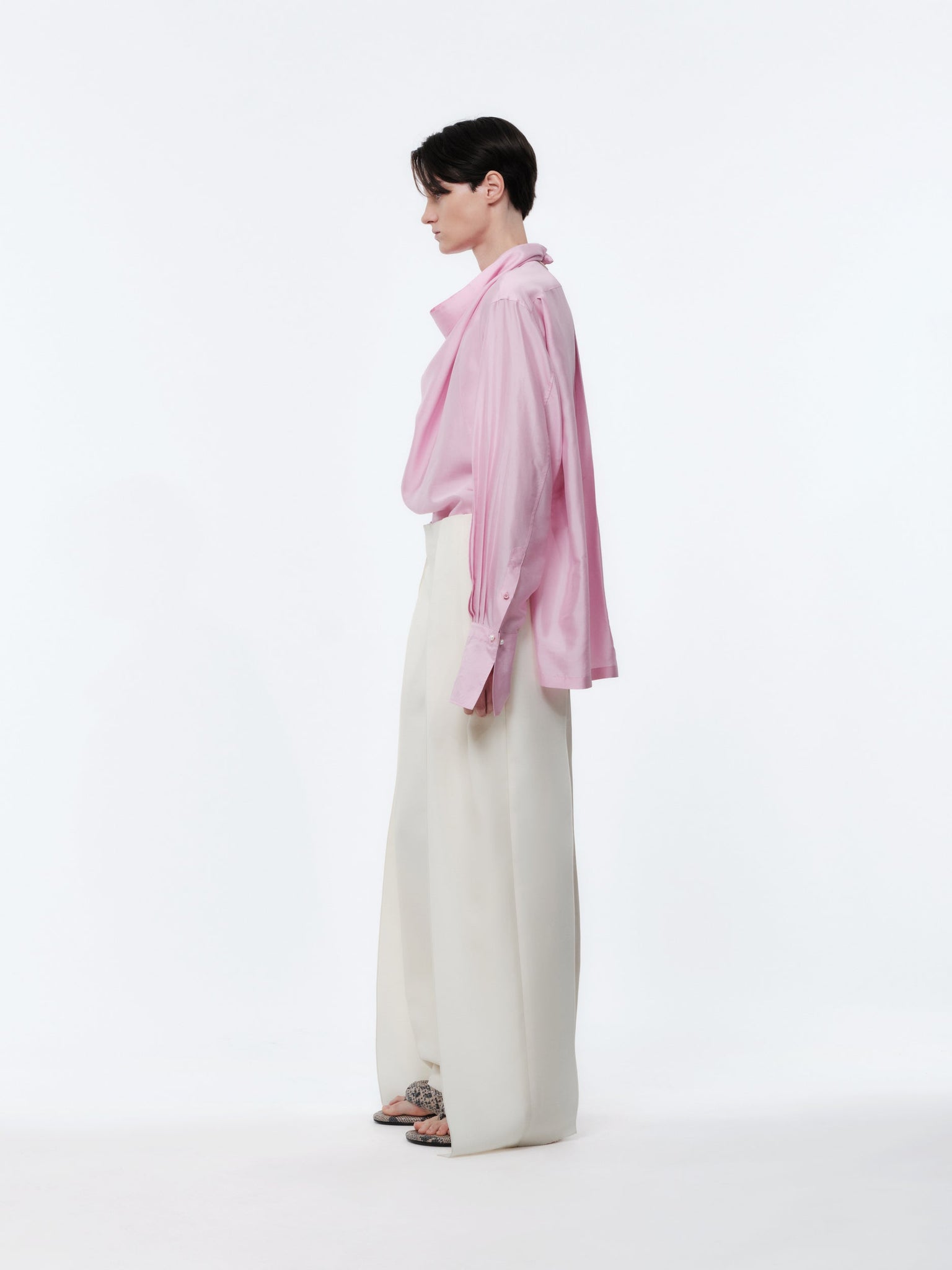 Pantalon déstructuré en toile de soie et laine