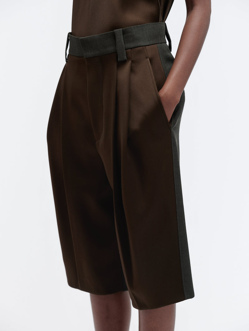 Satin front bermuda in grain de poudre