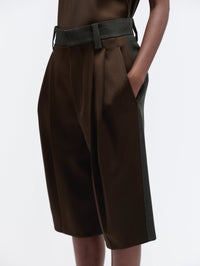 Satin front bermuda in grain de poudre