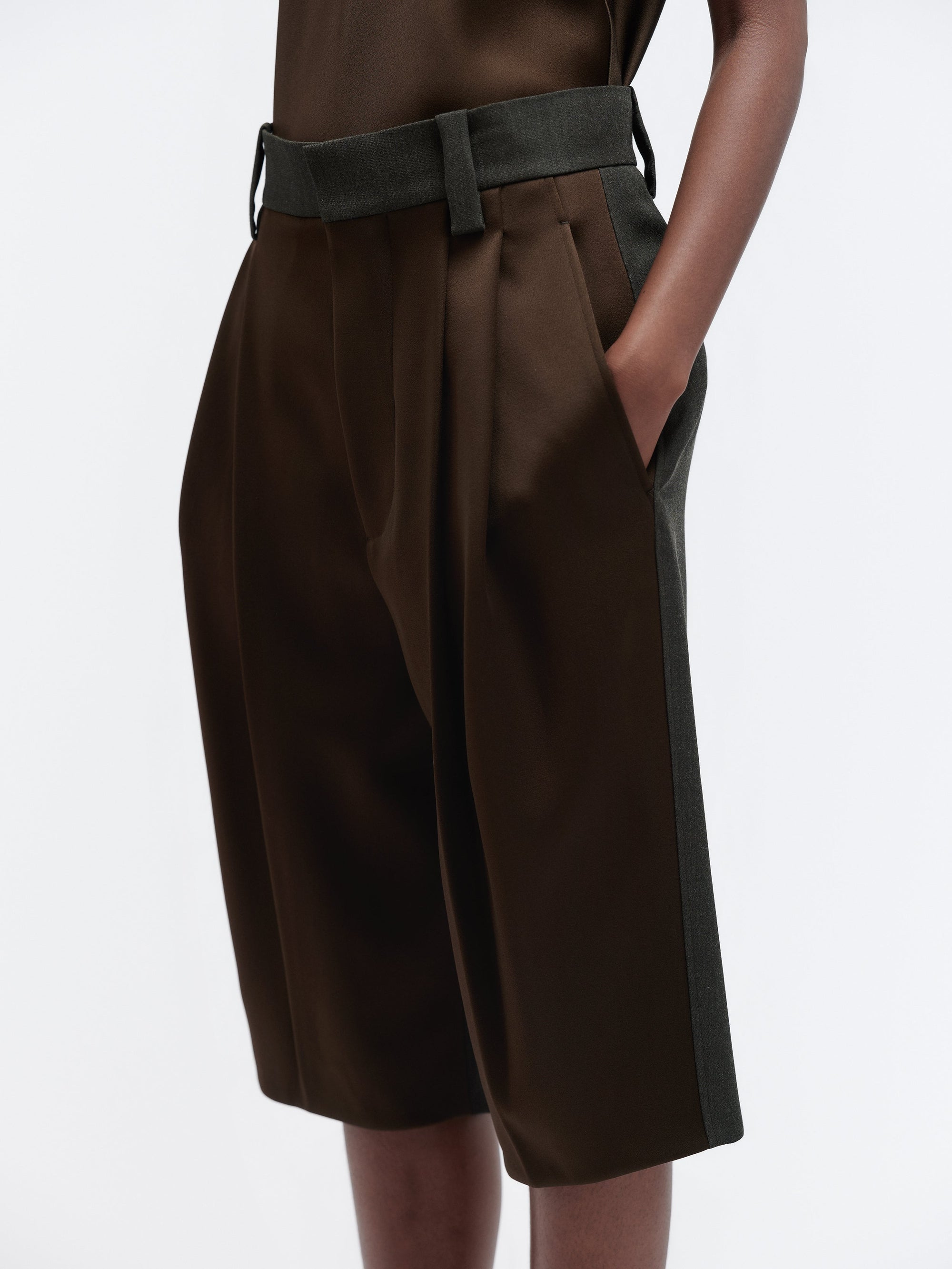 Satin front bermuda in grain de poudre