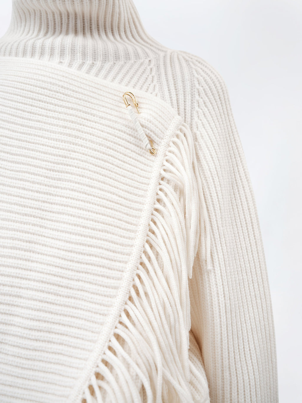 Pull à col montant frangé en côtes anglaises et franges