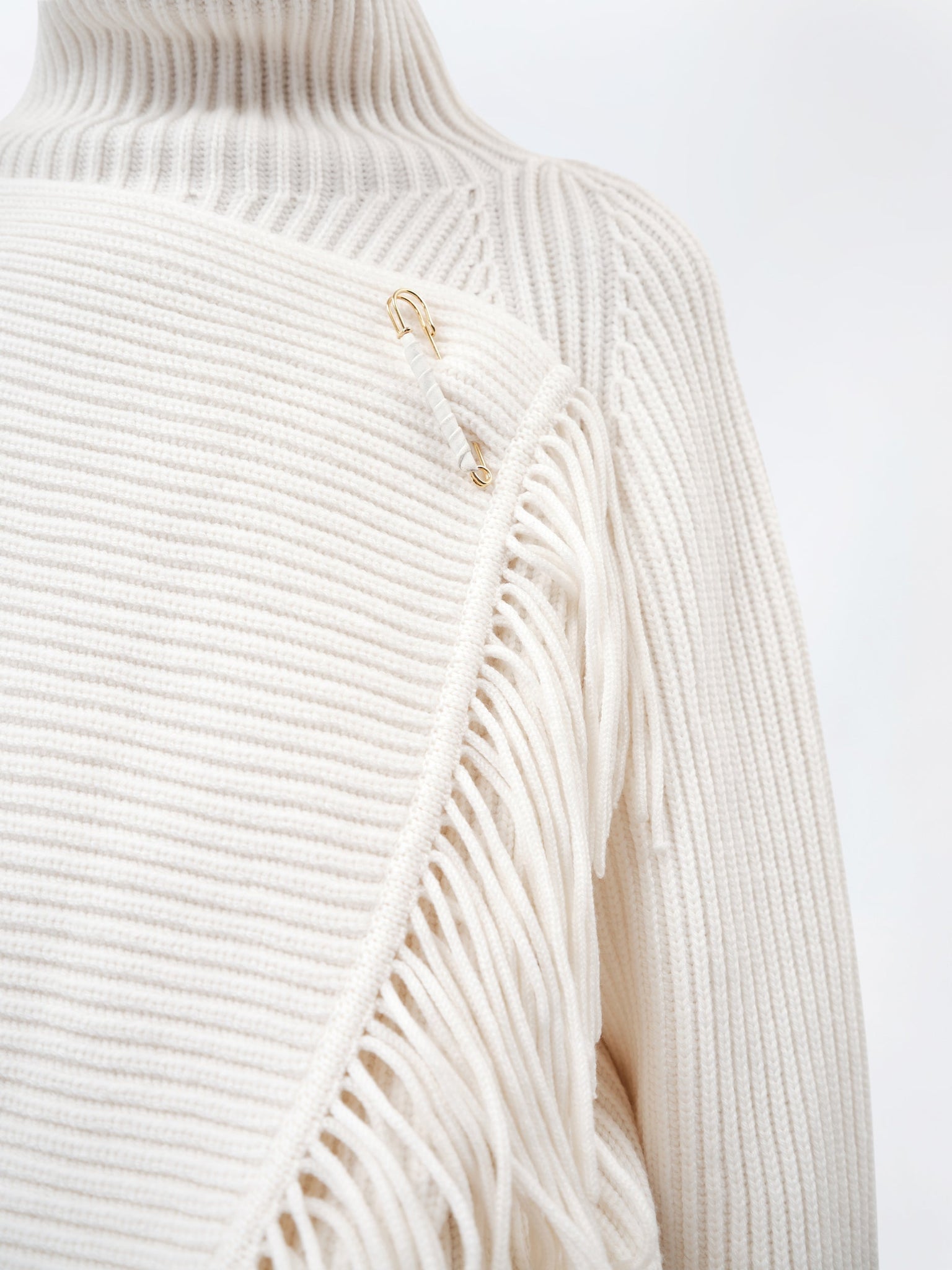 Pull à col montant frangé en côtes anglaises et franges