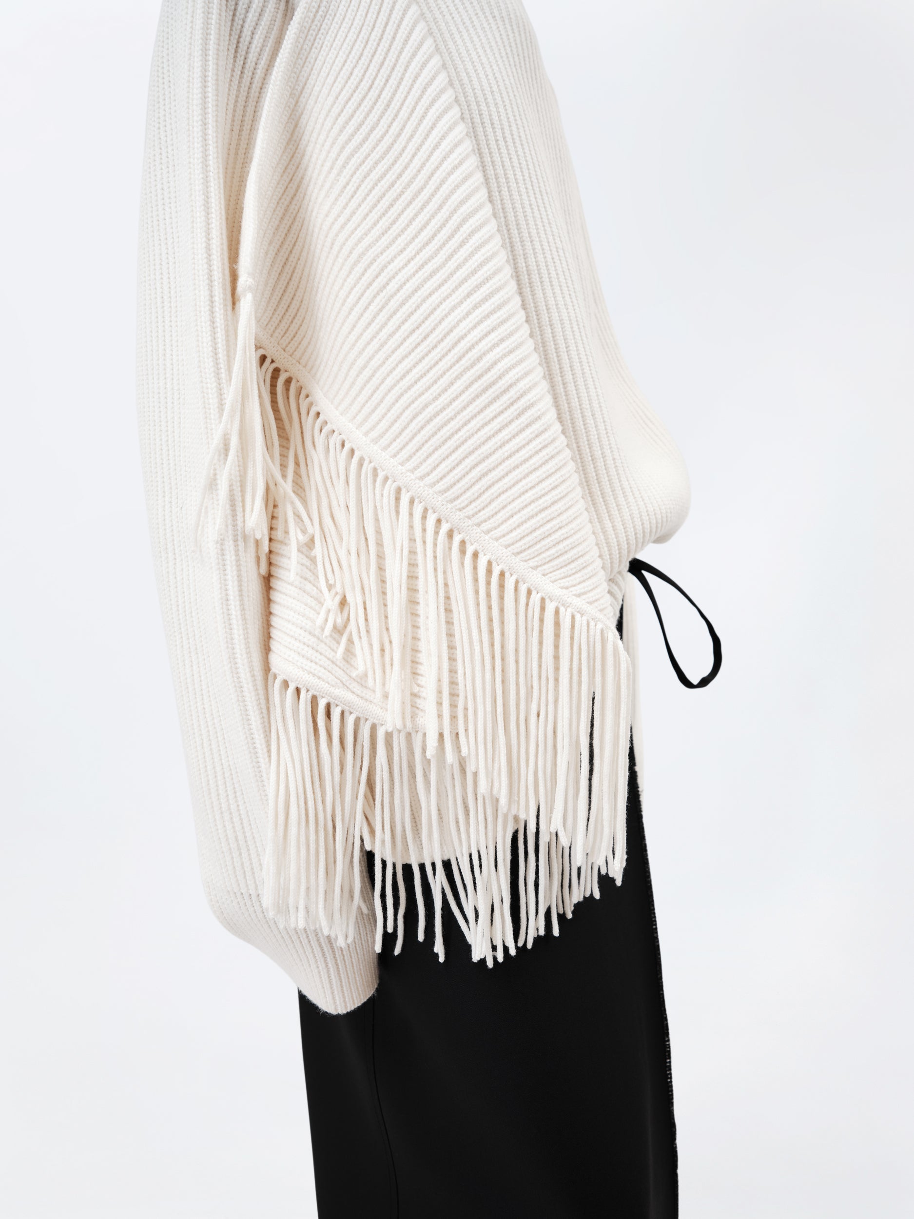 Pull à col montant frangé en côtes anglaises et franges