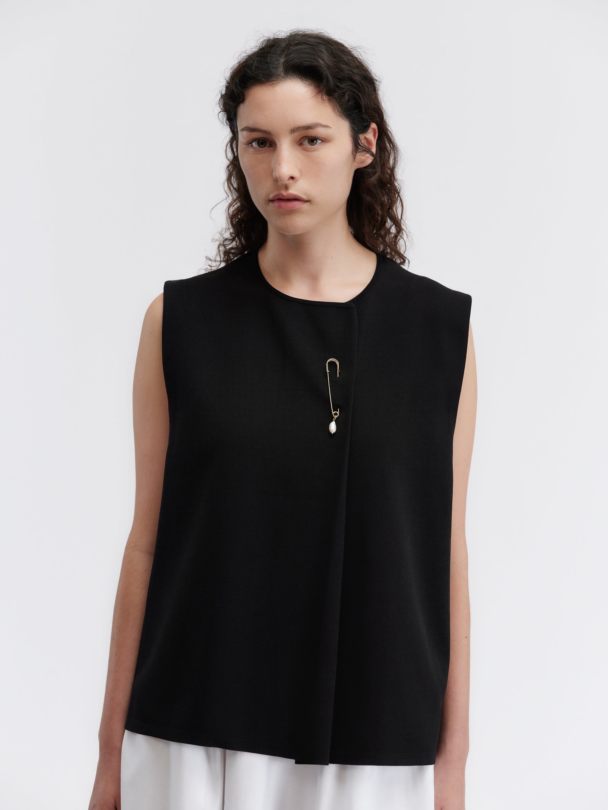 Kilt pin vest in silk punto milano