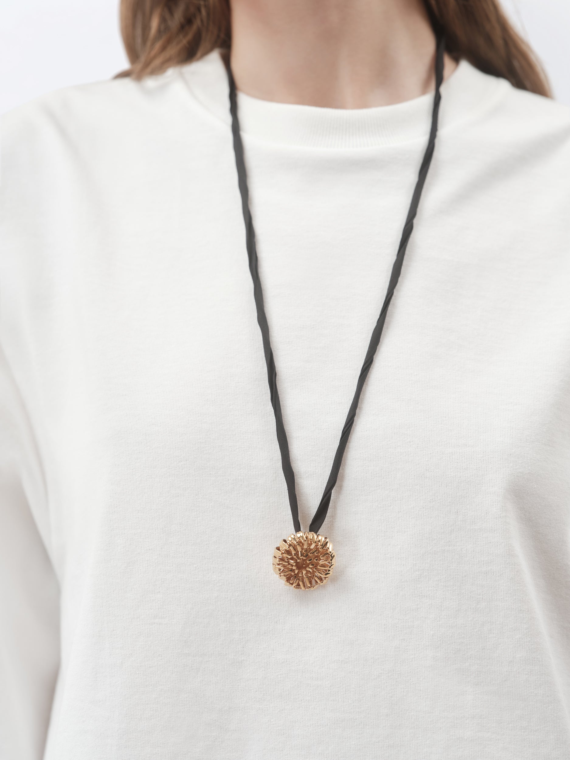 Pendentif talisman Pivoine en laiton doré