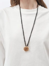 Pendentif talisman Pivoine en laiton doré