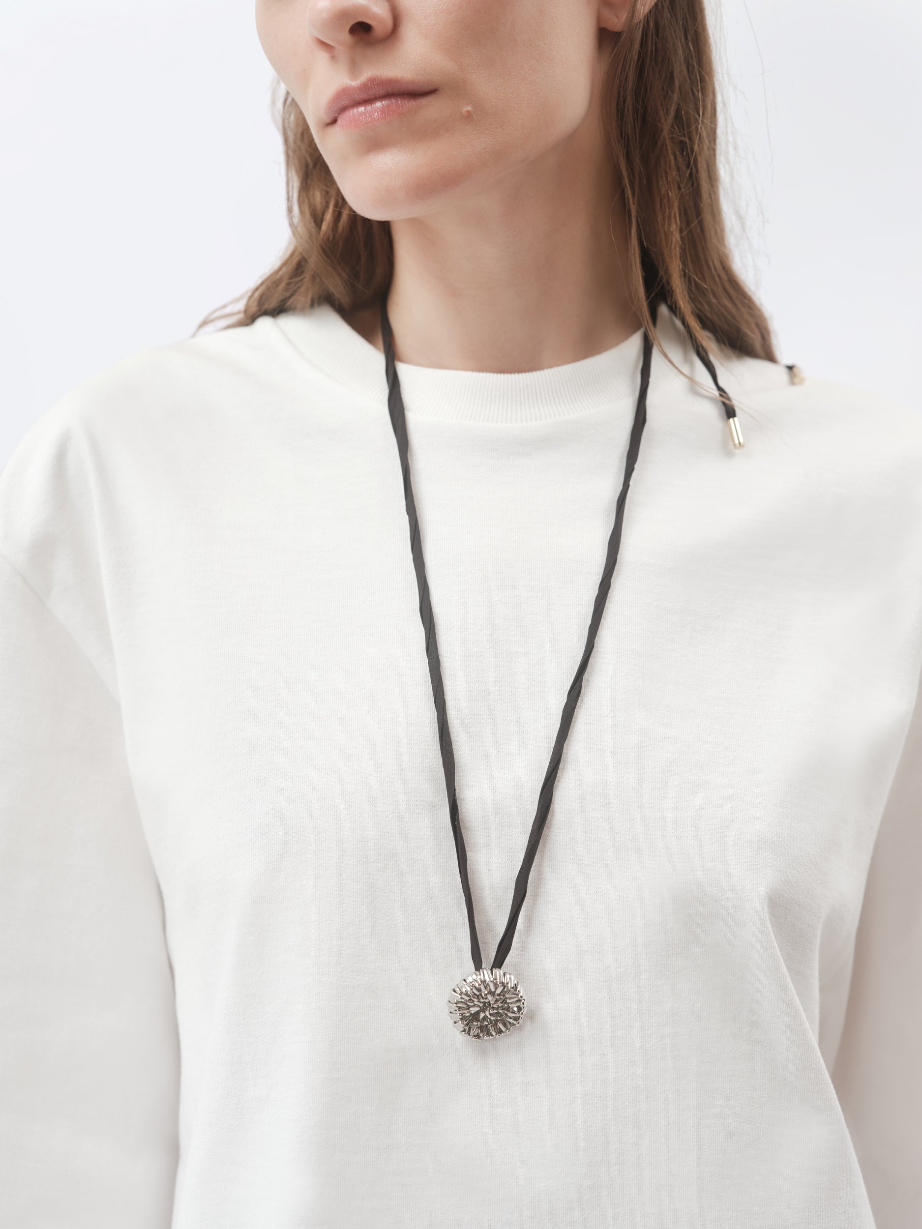 Pendentif talisman Pivoine en laiton argenté