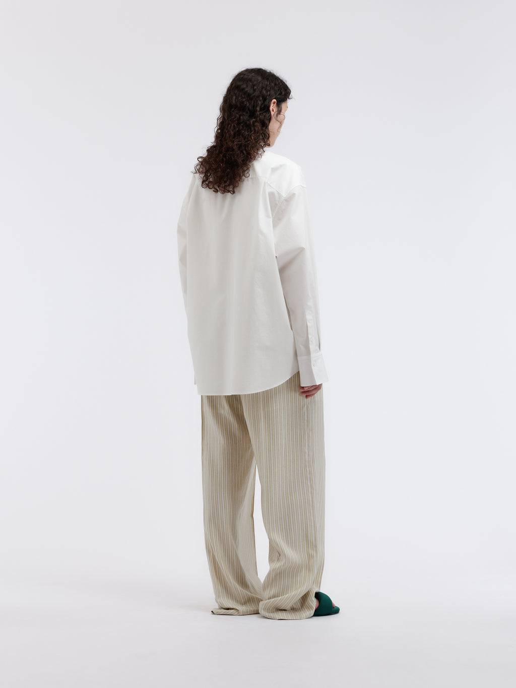 Pantalon taille élastiquée en soie lingerie rayée