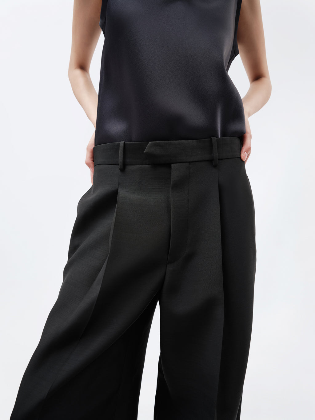 Pantalon à plis en toile de soie et laine