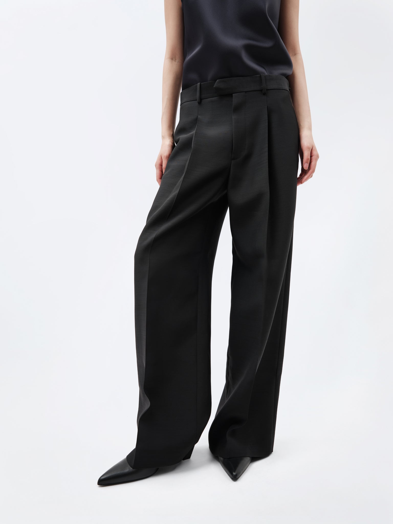 Pantalon à plis en toile de soie et laine