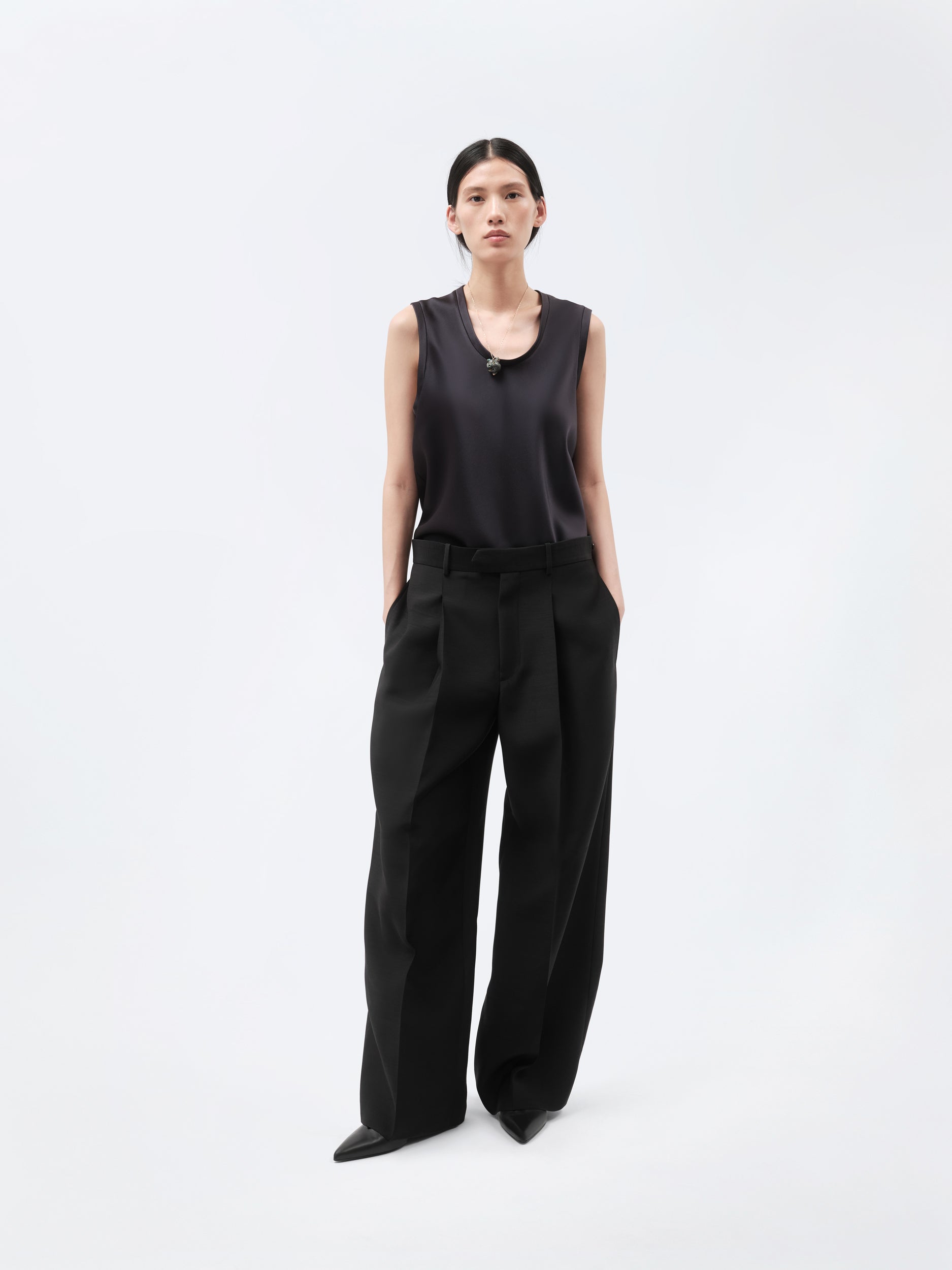 Pantalon à plis en toile de soie et laine
